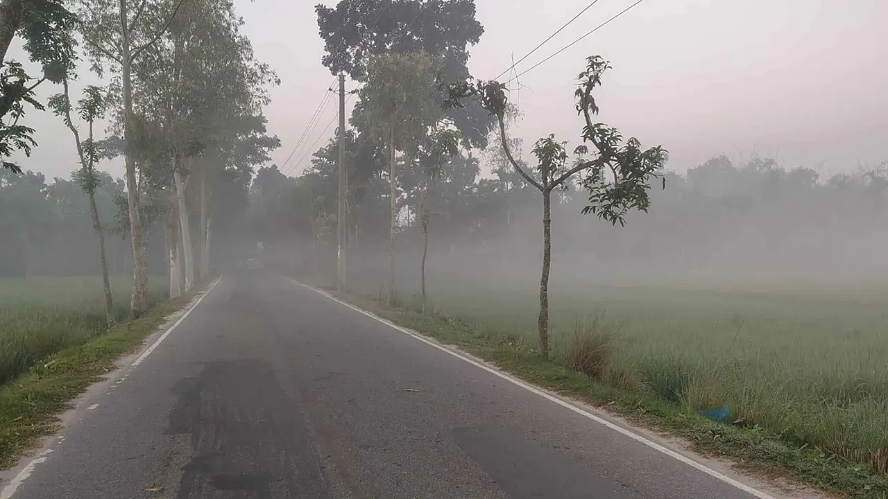 নীলফামারীতে ঘন কুয়াশা, সকালে যানবাহন চলছে হেডলাইট জ্বালিয়ে