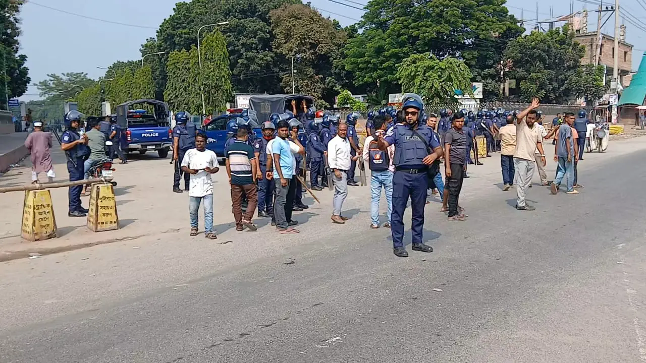 কারখানা বন্ধের ঘোষণায় শ্রমিকদের বিক্ষোভ, অতিরিক্ত পুলিশ মোতায়েন
