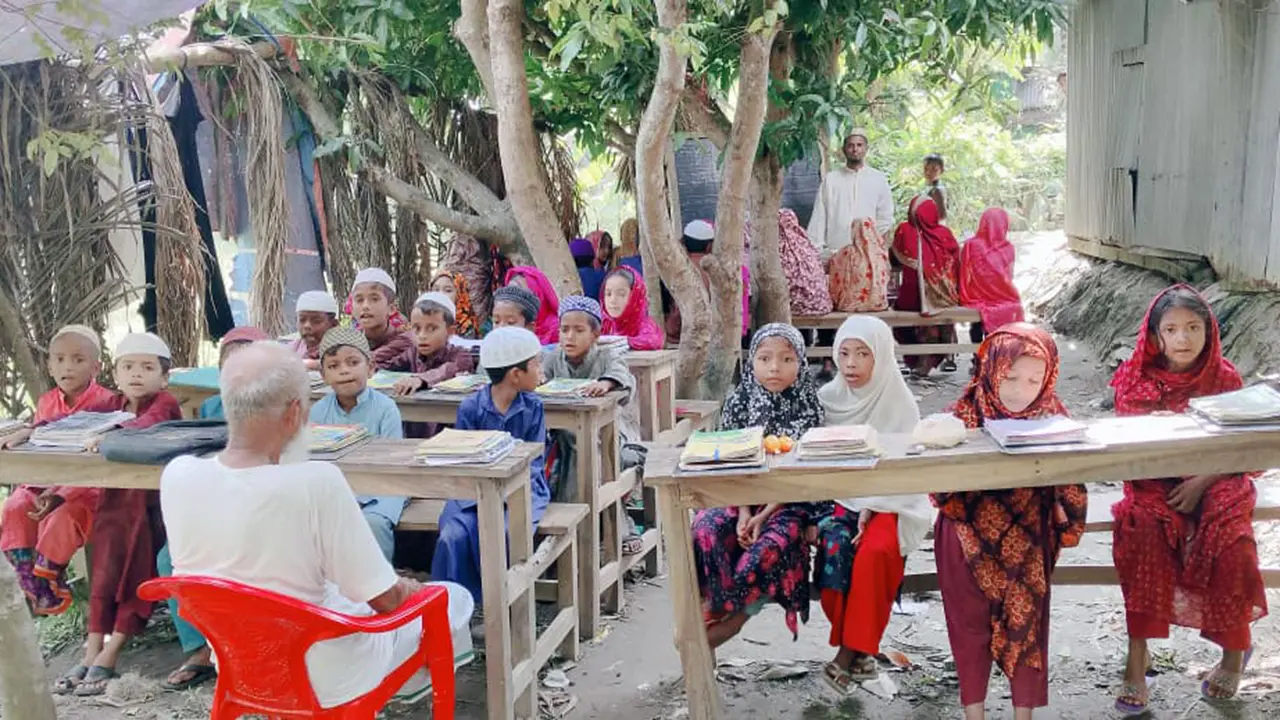 নদীগর্ভে বিলীন মাদরাসা, গাছের নিচে চলছে পাঠদান