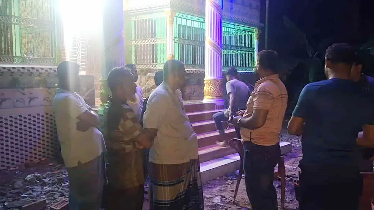 থানায় চাঁদাবাজির অভিযোগ করায় ব্যবসায়ীর বাড়িতে ককটেল হামলা