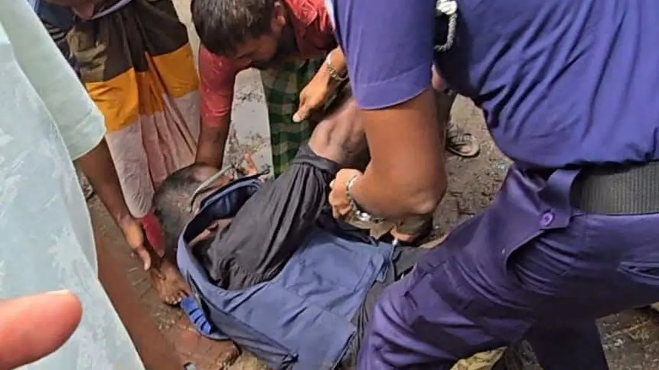 অটোরিকশা থেকে চাঁদা তুলতে বাধা, পুলিশ কর্মকর্তার ওপর হামলা
