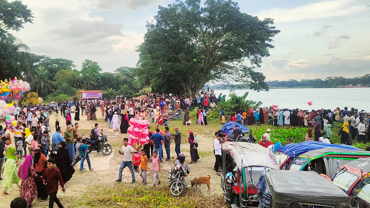সন্ধ্যা নদীতে প্রথমবারের মতো নৌকা বাইচ, দর্শকের উপচে পড়া ভিড়