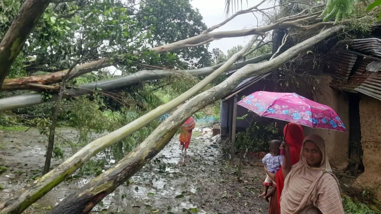 নওগাঁয় আকস্মিক ঝড়ে শতাধিক ঘরবাড়ি লন্ডভন্ড