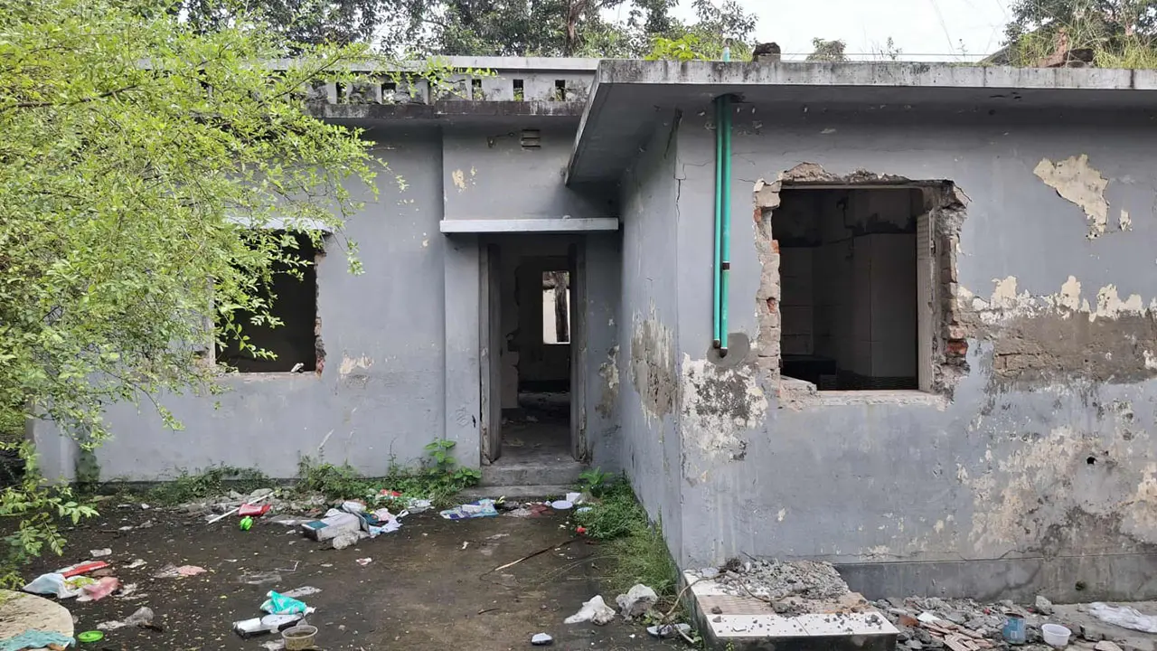 ‎সরকারি কোয়ার্টারের দরজা-জানালা খুলে নেওয়ার অভিযোগ প্রকৌশলীর বিরুদ্ধে