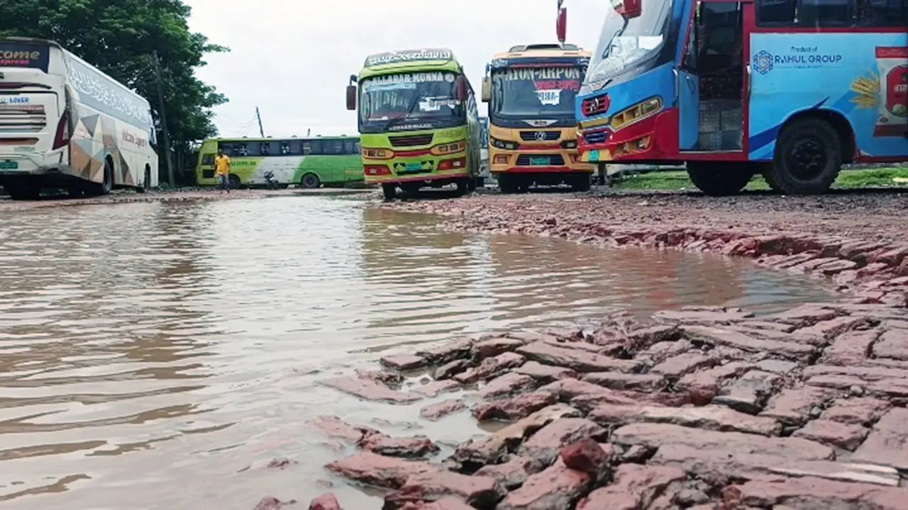 খানাখন্দে ভরা পিরোজপুর কেন্দ্রীয় বাস টার্মিনাল, দুর্ভোগে হাজারো যাত্রী