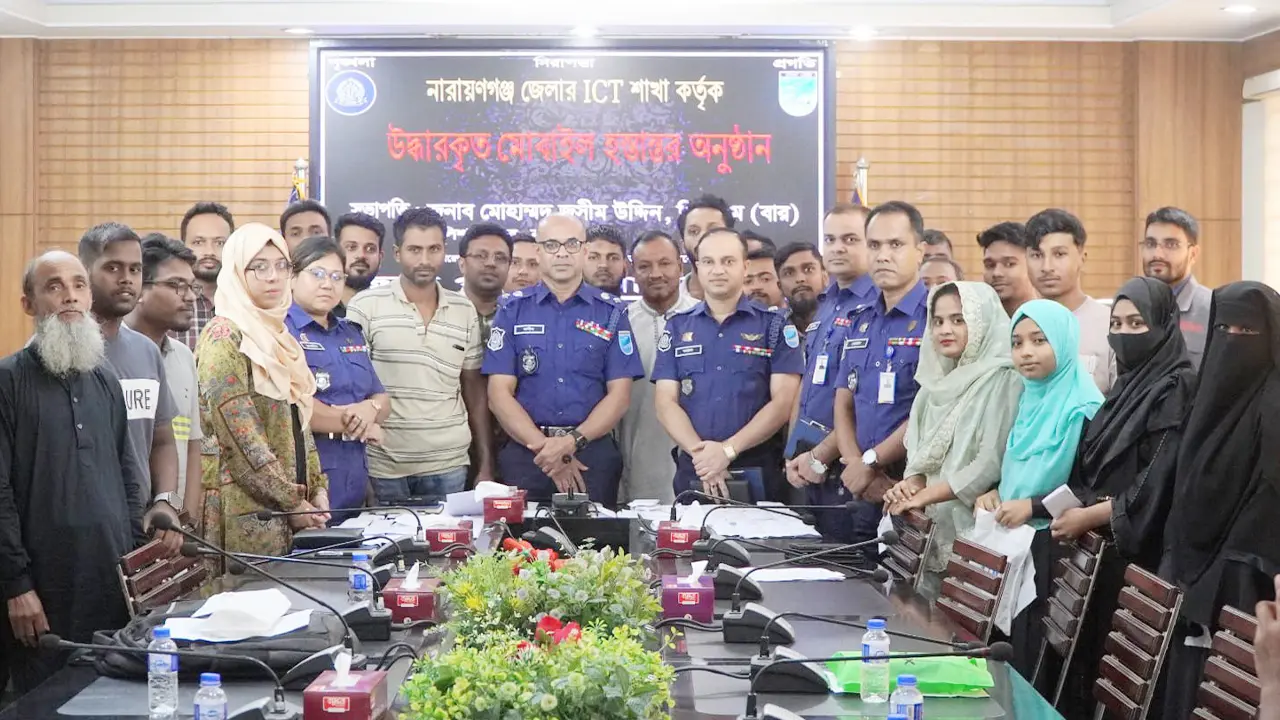 নারায়ণগঞ্জে ৬১টি হারানো মোবাইল ফেরত দিল পুলিশ