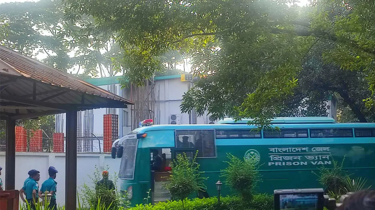 বিশেষ প্রিজনভ্যানে ট্রাইব্যুনালে ১৫ সেনা কর্মকর্তা