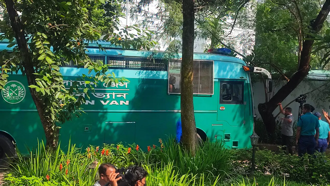 শীতাতপ নিয়ন্ত্রিত প্রিজনভ্যানেই ট্রাইব্যুনাল ছাড়লেন ১৫ সেনা কর্মকর্তা