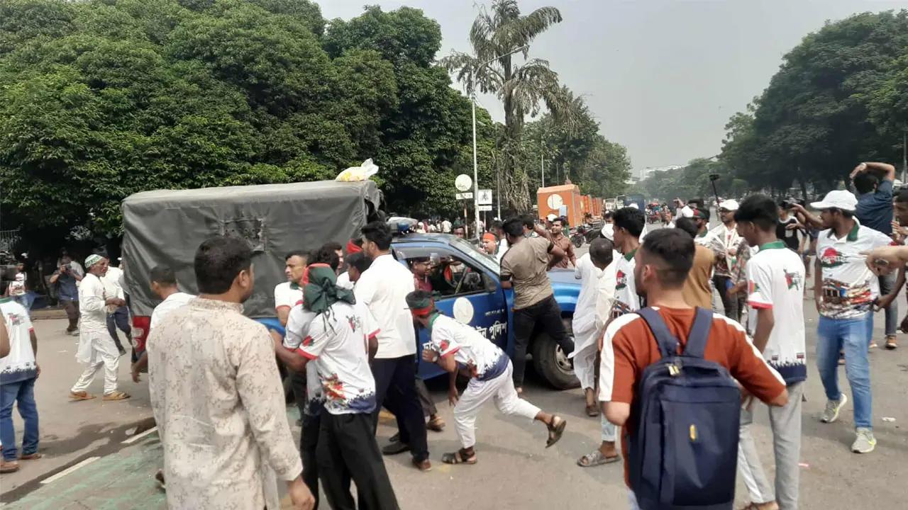 জুলাই সনদ: জুলাই যোদ্ধাদের সঙ্গে পুলিশের ধাওয়া-পাল্টা ধাওয়া, গাড়ি ভাঙচুর