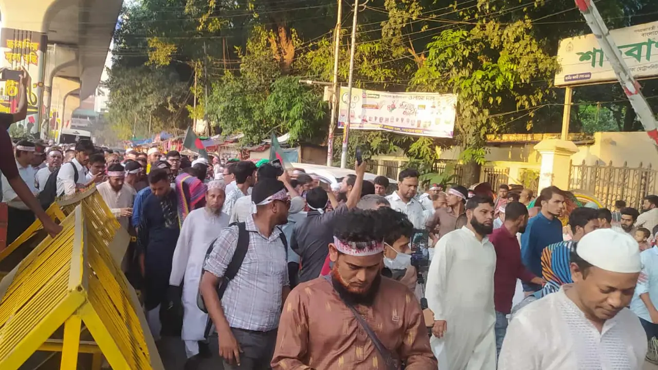 ৩ ঘণ্টা পর শাহবাগ ছাড়লেন আন্দোলনরত শিক্ষকরা 