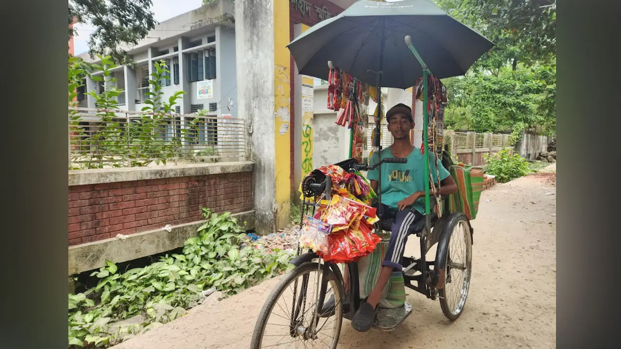 হুইল চেয়ারে দোকান চালিয়ে মায়ের চিকিৎসার খরচ বহন করেন শাওন