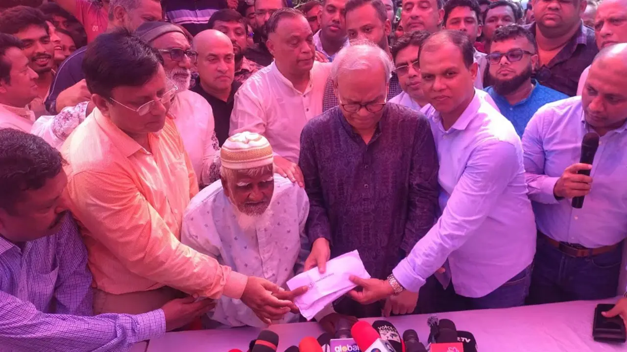 তারেক রহমানের সহায়তার টাকায় জমি কিনবেন জন্মান্ধ গফুর মল্লিক