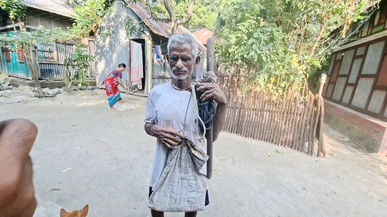 দৃষ্টি ও শ্রবণশক্তি হারিয়েও হাল ছাড়েননি রমেশ