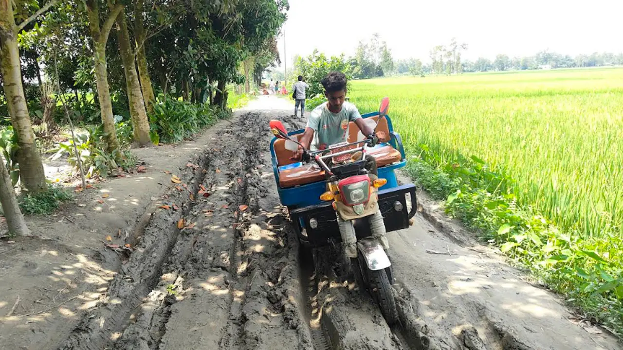 রাস্তার বেহাল দশায় হাসপাতালে পৌঁছানোর আগেই নবজাতকের মৃত্যু