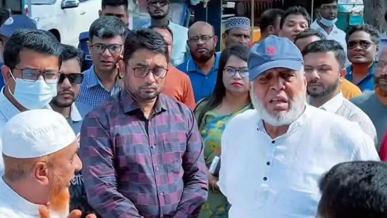 যানজটে আটকে মোটরসাইকেলে উপদেষ্টা, দায়ী করলেন ট্রাফিক অব্যবস্থাপনাকে