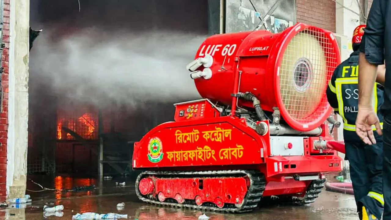 ৩ ঘণ্টায়ও নিয়ন্ত্রণে আসেনি শাহজালালের কার্গো ভিলেজের আগুন