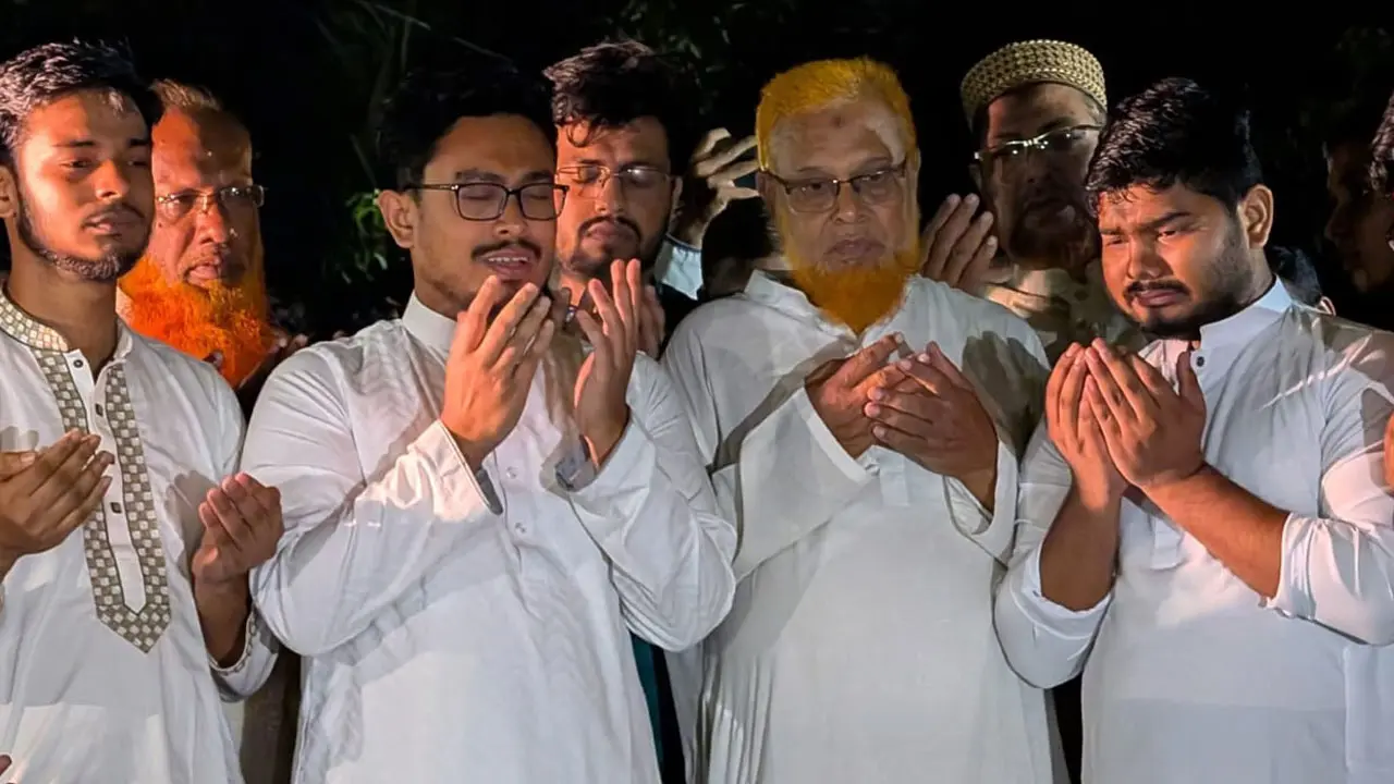 আবরার ফাহাদের কবর জিয়ারতে ডাকসু নেতারা