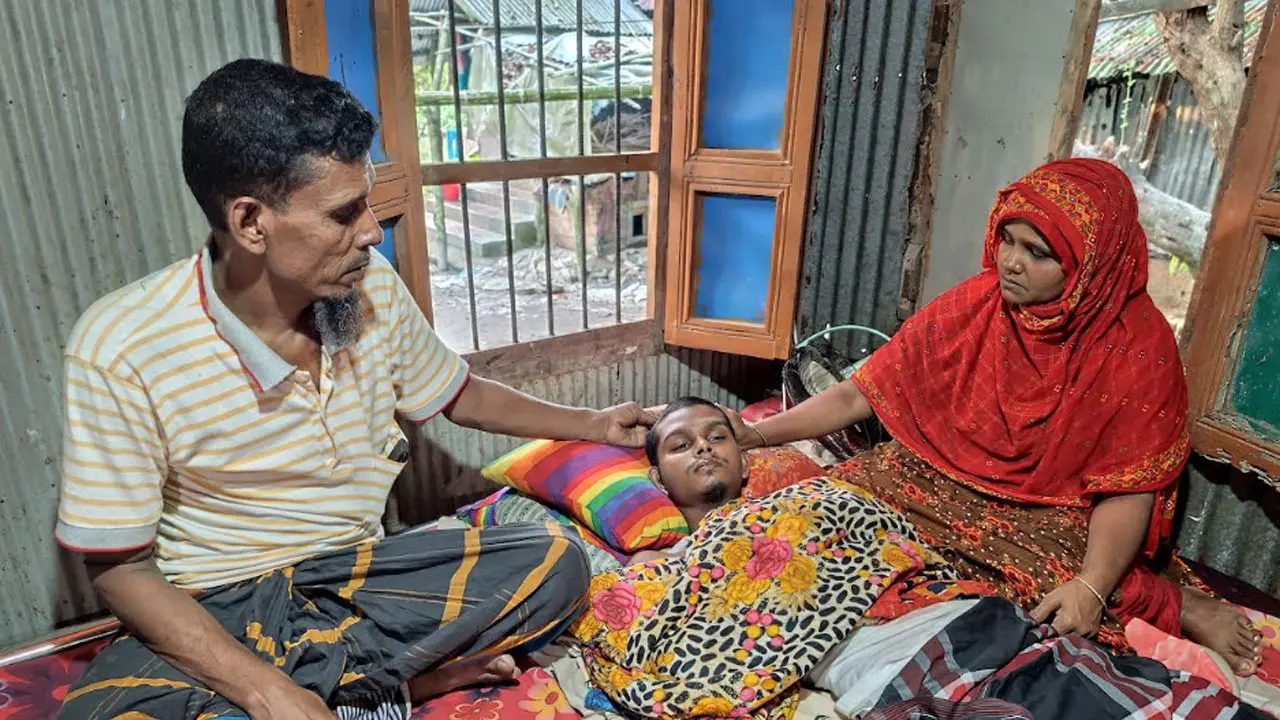 চিকিৎসা বন্ধ থাকায় কোমরের নিচে পচন ধরেছে ফরহাদের