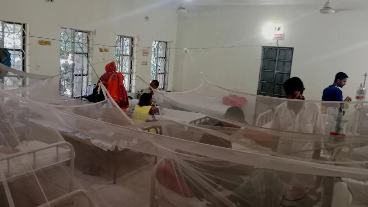 অপর্যাপ্ত আলো ও দুর্গন্ধময় ওয়ার্ডে চিকিৎসা চলছে ডেঙ্গু রোগীদের