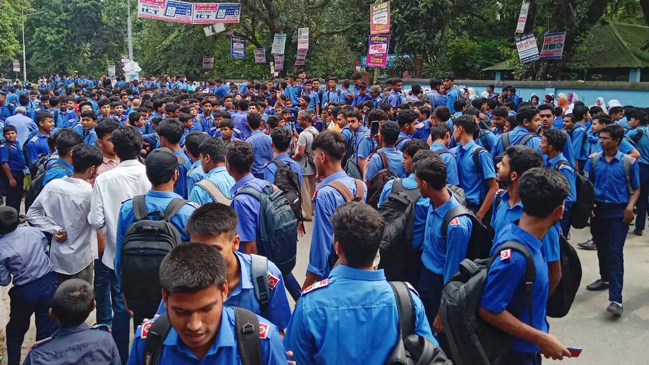 সৈয়দপুরে বিমানবন্দর সড়ক অবরোধ করে শিক্ষার্থীদের বিক্ষোভ
