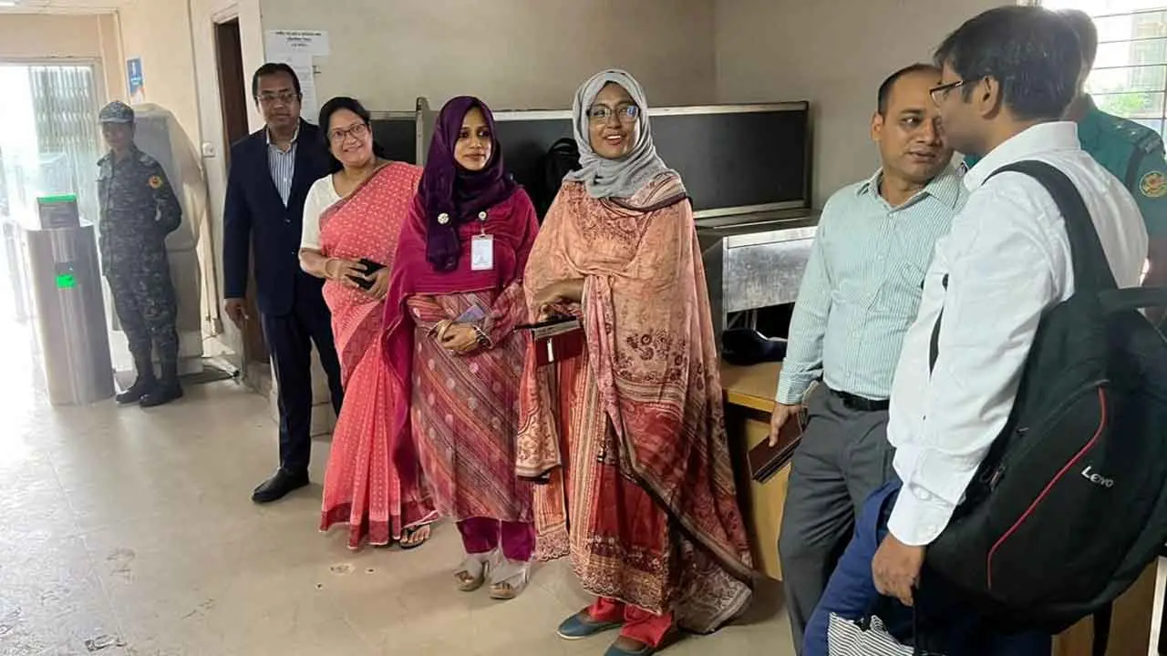 সচিবালয়ে আগতদের দেওয়া হচ্ছে কাপড়ের ব্যাগ