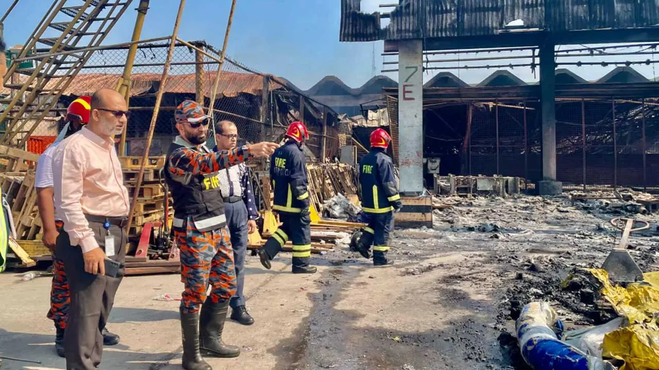 শাহজালালের কার্গো ভিলেজের আগুন বিকেলের মধ্যে সম্পূর্ণ নির্বাপণের আশা