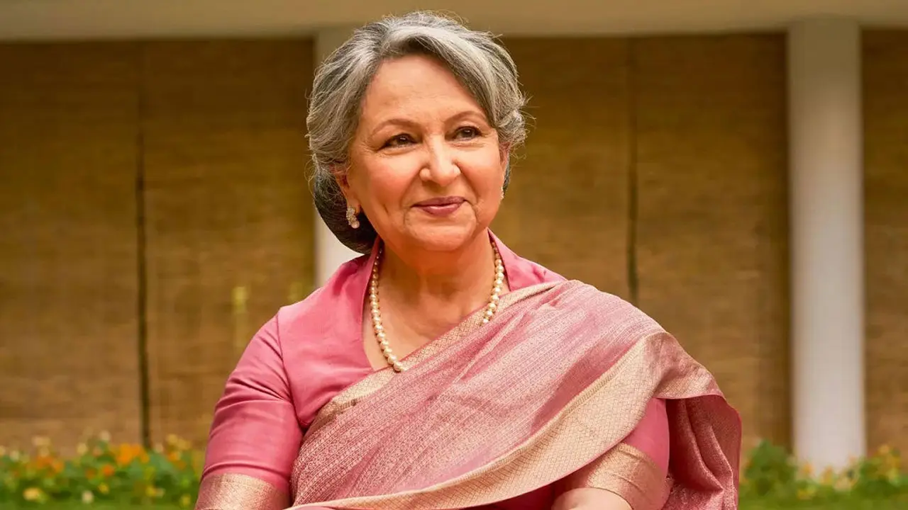 যানজটে পড়ে অপরিচিতের বাইকে অভিনেত্রী শর্মিলা, অতঃপর...
