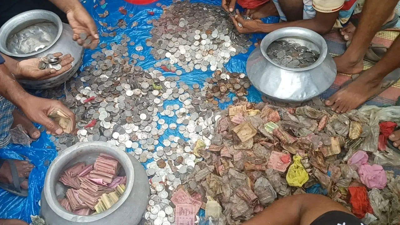 ভিক্ষুকের কাছে মিলল দুই বস্তা টাকা, এলাকায় চাঞ্চল্য
