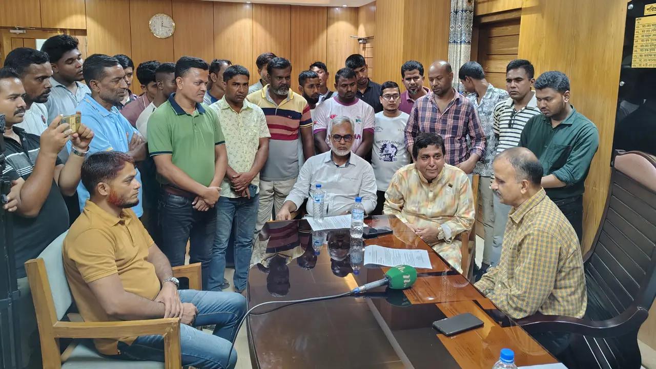 মনসুর আলী হাসপাতালে সেবার মান নিয়ে ক্ষোভ, জেরার মুখে পরিচালক