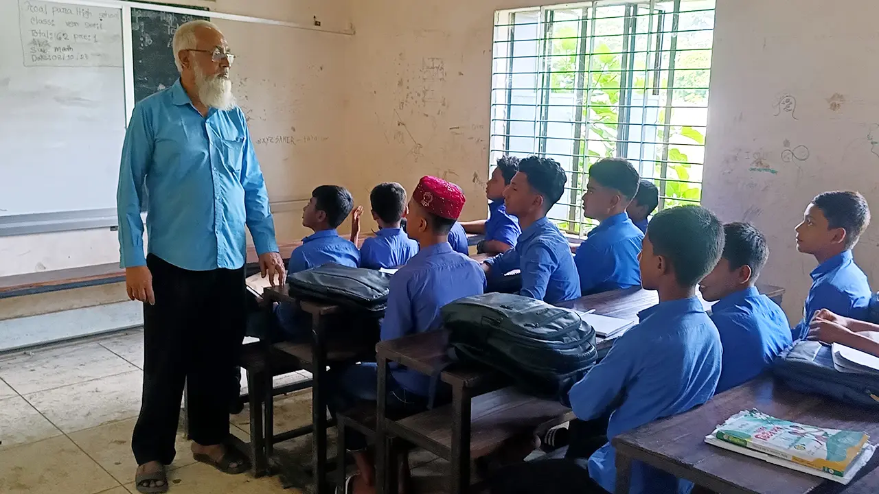বিলাসী জীবন ছেড়ে শিক্ষার আলো জ্বালাতে প্রত্যন্ত গ্রামাঞ্চলে আহসান হাবিব