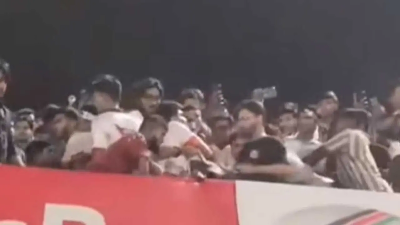 স্টেডিয়ামে জয় বাংলা স্লোগানকে কেন্দ্র করে সংঘর্ষে আহত ১০, আটক ৬