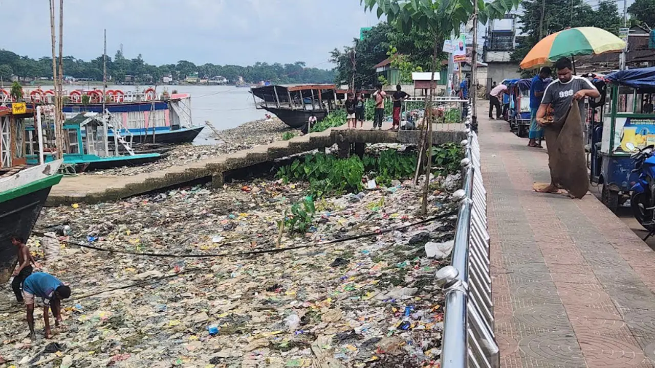 সুনামগঞ্জে নদীর পাড়ে ময়লার স্তূপ, ঝুঁকিতে জলজ জীবন-প্রাকৃতিক সৌন্দর্য