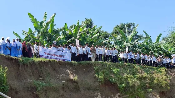 বিশ্বম্ভরপুরে বেড়িবাঁধ রক্ষায় শিক্ষার্থীদের মানববন্ধন
