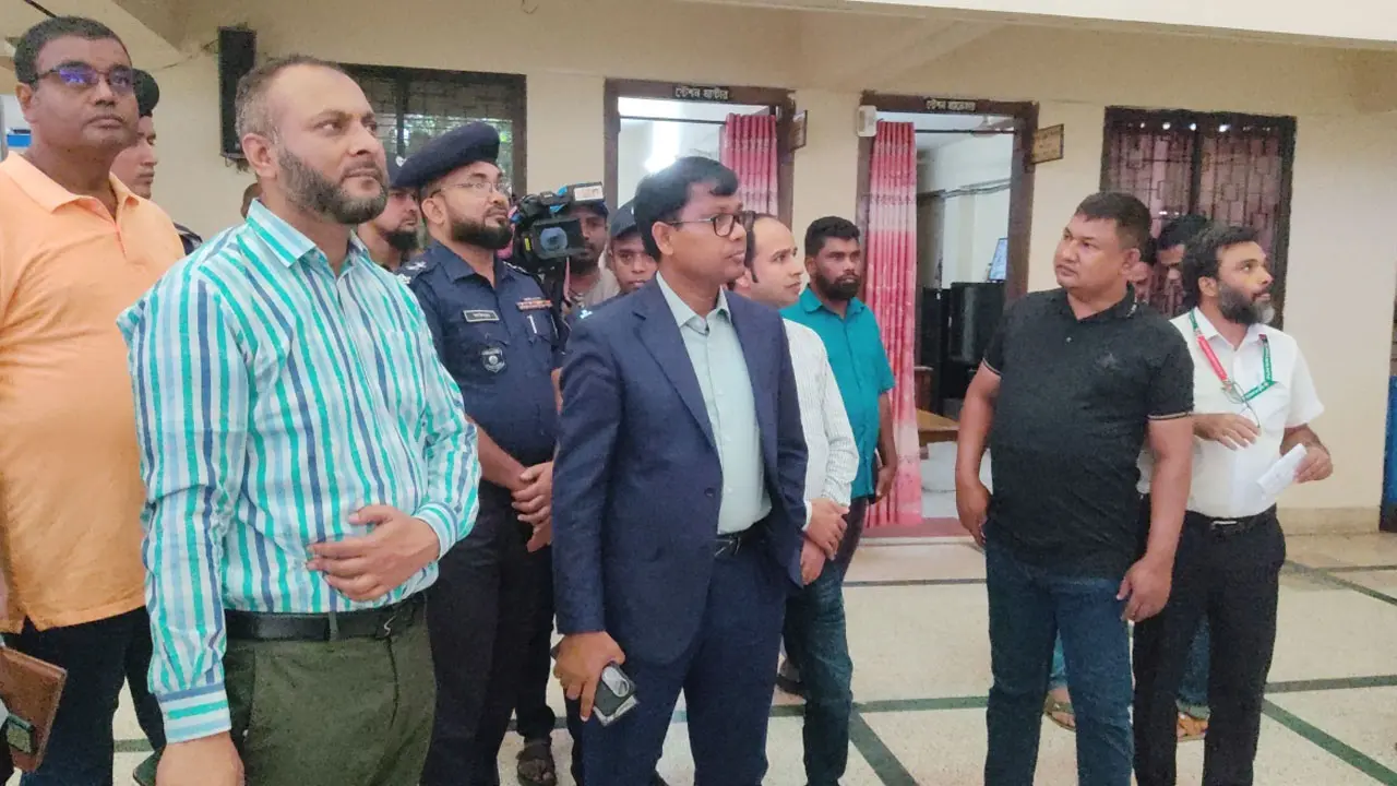 ট্রেনের অনলাইন টিকিট সিন্ডিকেটের খোঁজে মাঠে সিলেটের ডিসি
