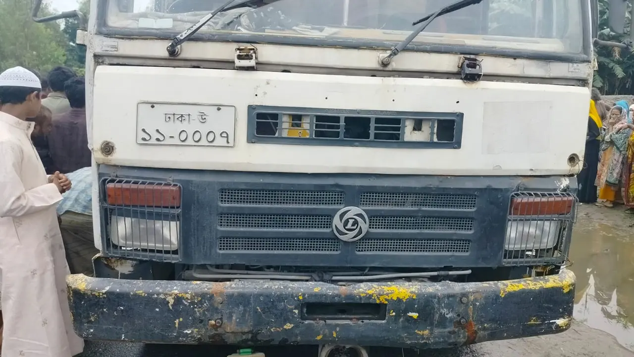 কাভার্ডভ্যানের ধাক্কায় প্রাণ গেল স্বামীর, স্ত্রী আহত 