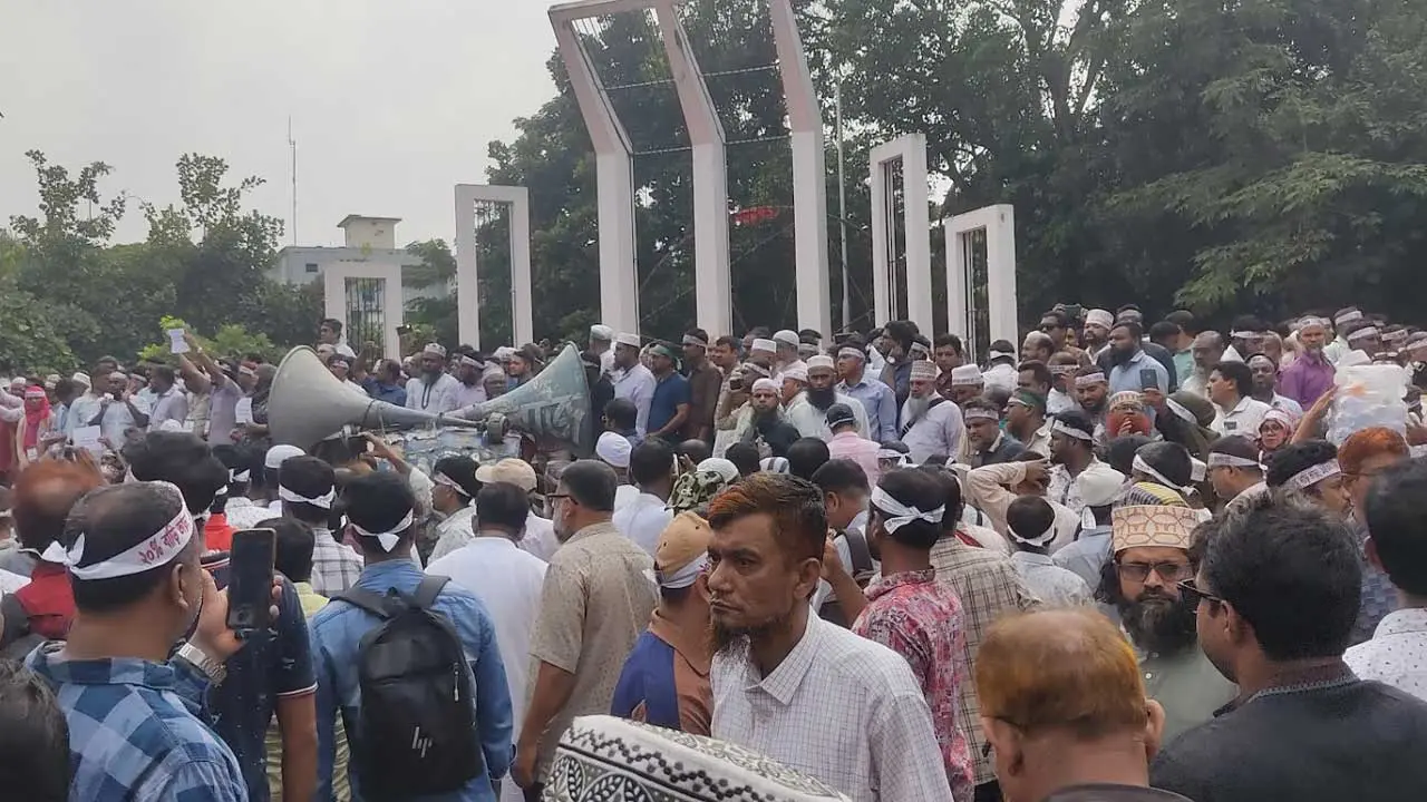 শাহবাগে অবরোধের প্রস্তুতি, শহীদ মিনারে বিপুলসংখ্যক শিক্ষকের অবস্থান