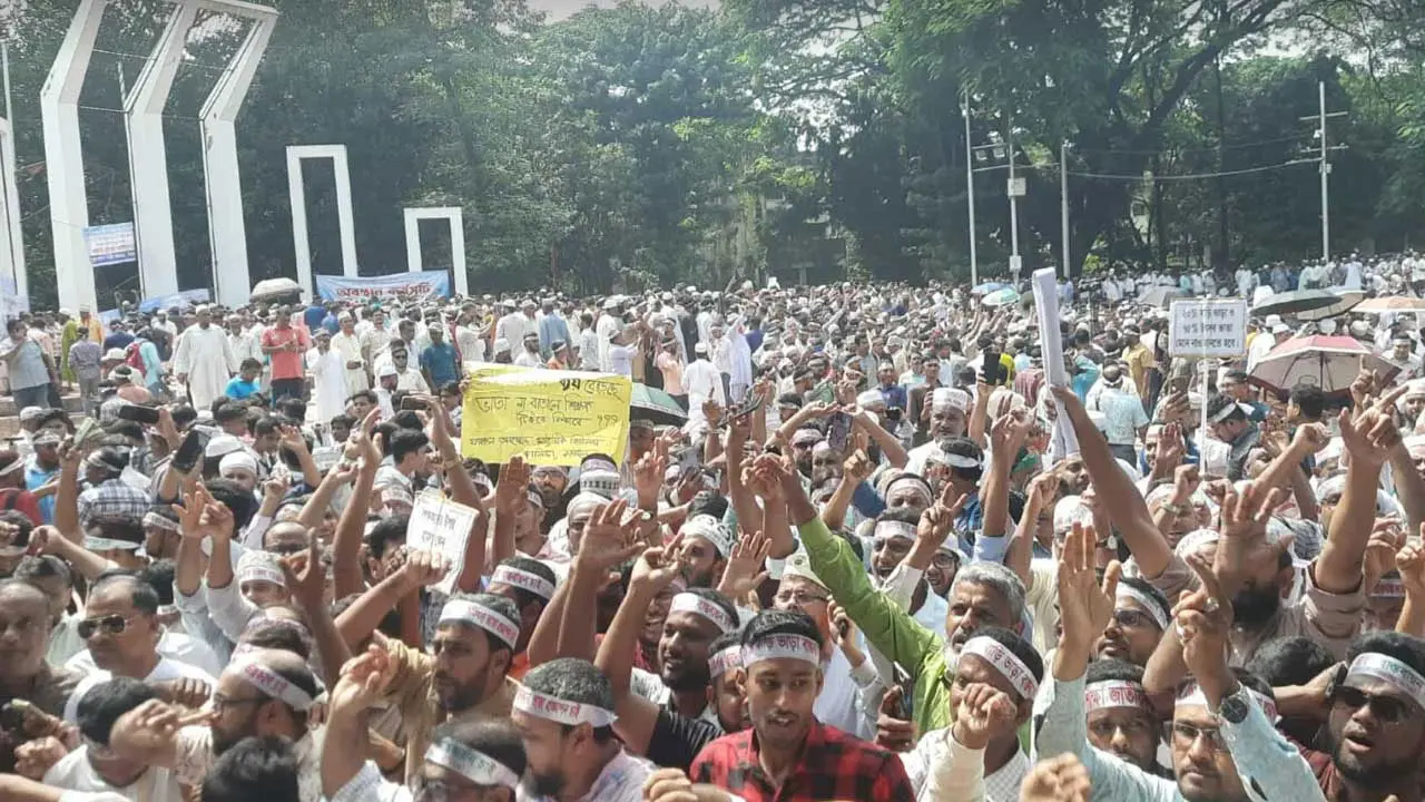 ‘আমরণ অনশন’ থেকে কালো ব্যাজ মিছিল কর্মসূচি ঘোষণা শিক্ষকদের