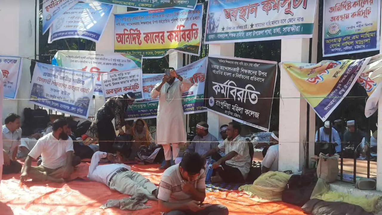 আমরণ অনশনে অসুস্থ হয়ে পড়েছেন ৬ শিক্ষক