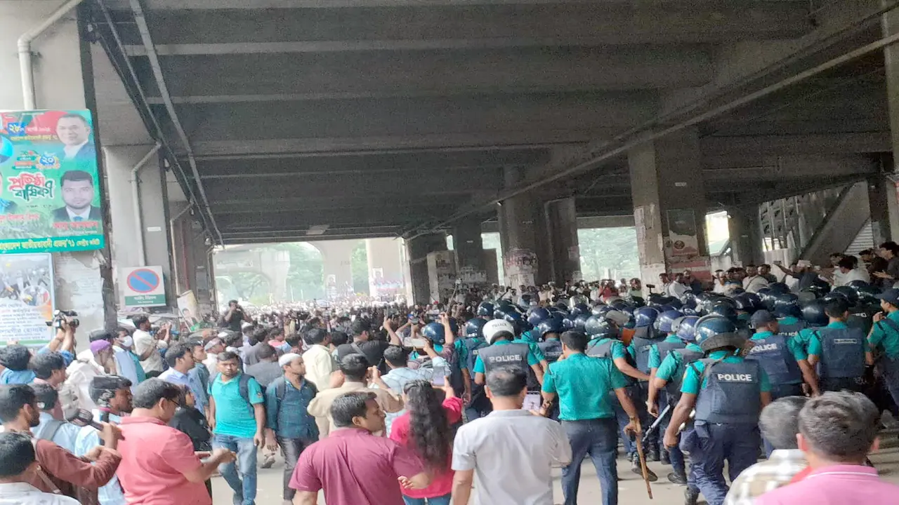 আন্দোলনরত শিক্ষকদের হটাতে সাউন্ড গ্রেনেড নিক্ষেপ পুলিশের