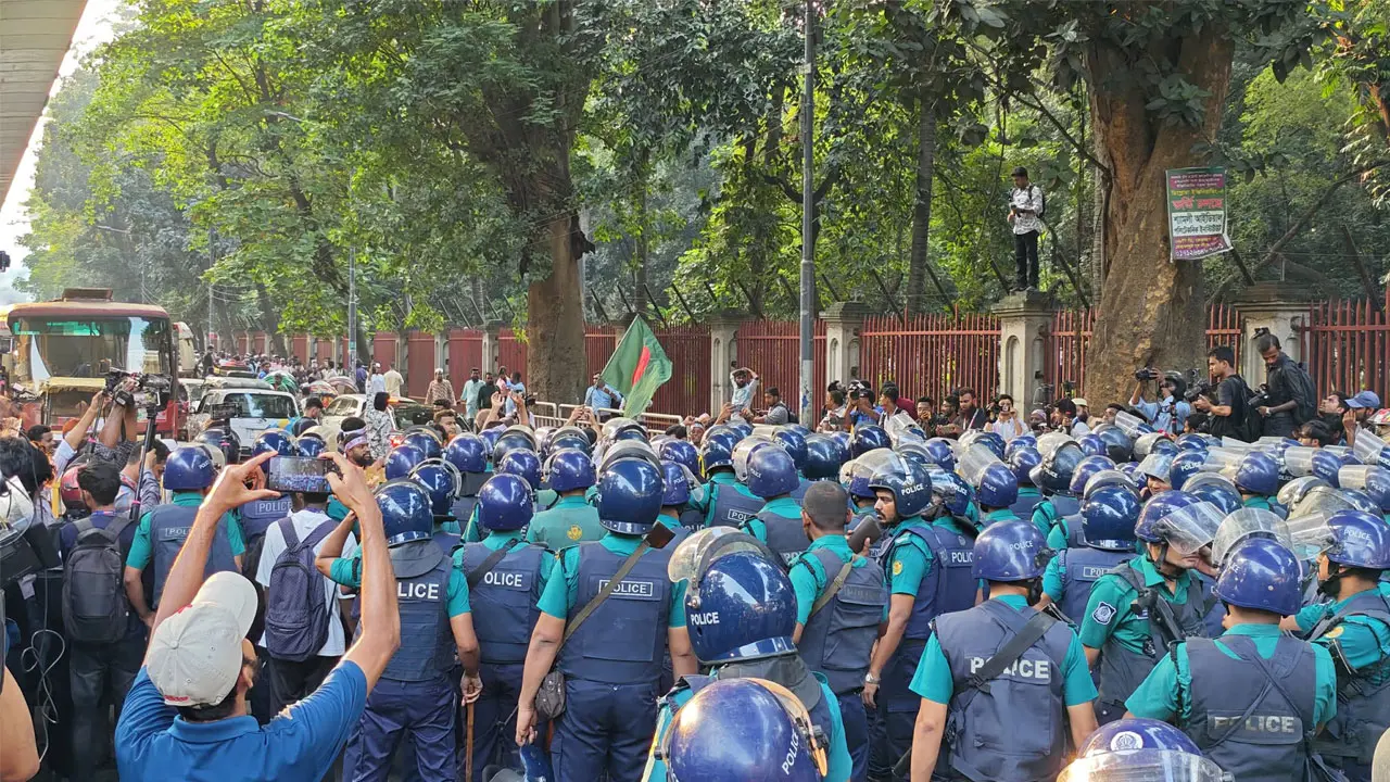 ‘মার্চ টু সচিবালয়’ ঠেকাতে শিক্ষা ভবন মোড়ে শক্ত অবস্থানে পুলিশ