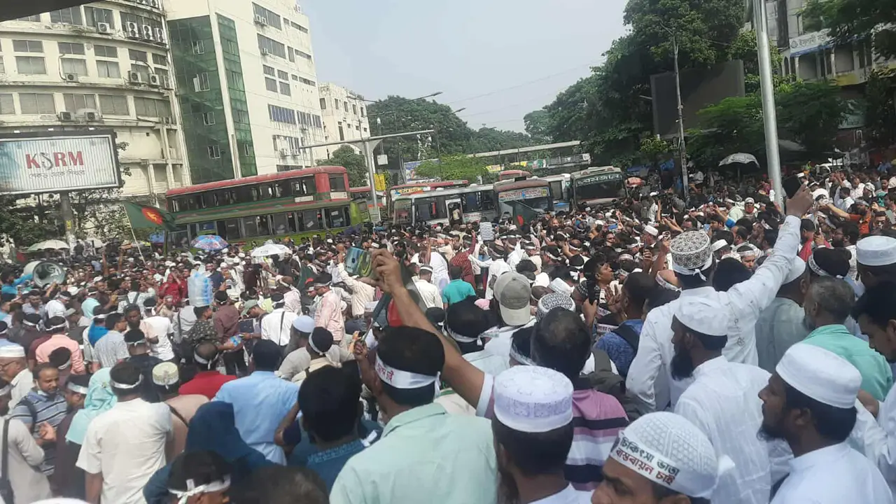 স্লোগানে স্লোগানে উত্তাল শাহবাগ, ২০ শতাংশ বাড়িভাড়া বৃদ্ধির দাবি
