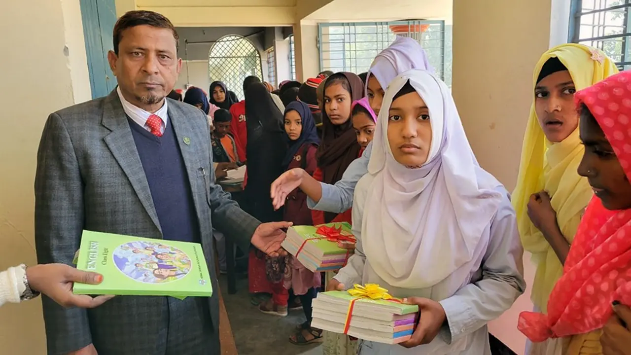চাকরি ছেড়ে প্রতিষ্ঠা করেন স্কুল, বদলে দেন কয়েক গ্রামের শিক্ষা ব্যবস্থা