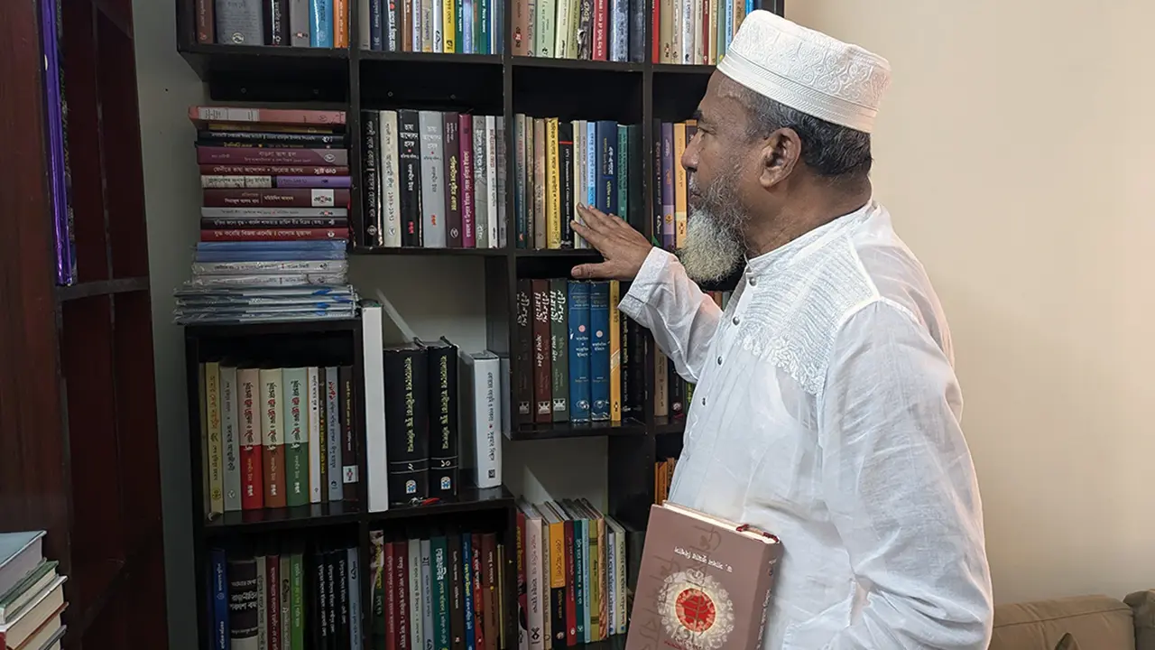 ব্যাংকের চাকরি ছেড়ে হাতে তুলে নিয়েছিলেন চক