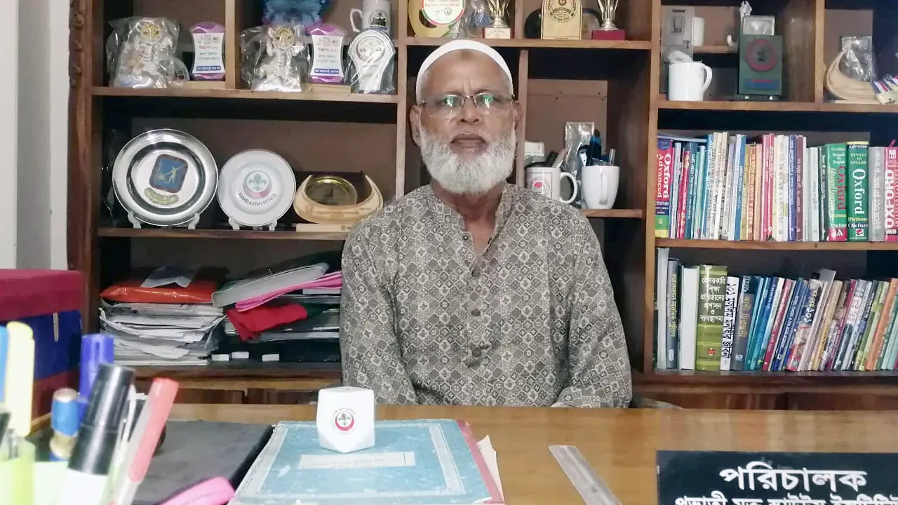 স্বেচ্ছায় অবসর নিয়েও ছাড়েননি শিক্ষাঙ্গন