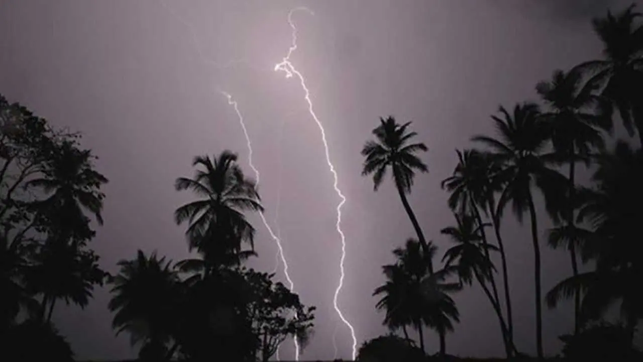 ঢাকায় বজ্রবৃষ্টির আভাস, বাড়বে গরমের অনুভূতি