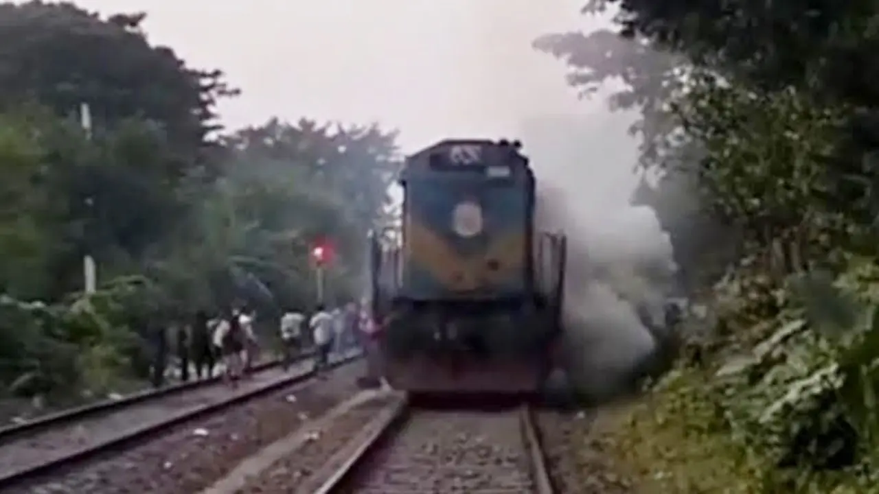 কুষ্টিয়ায় টুঙ্গীপাড়া এক্সপ্রেসের ইঞ্জিনে আগুন