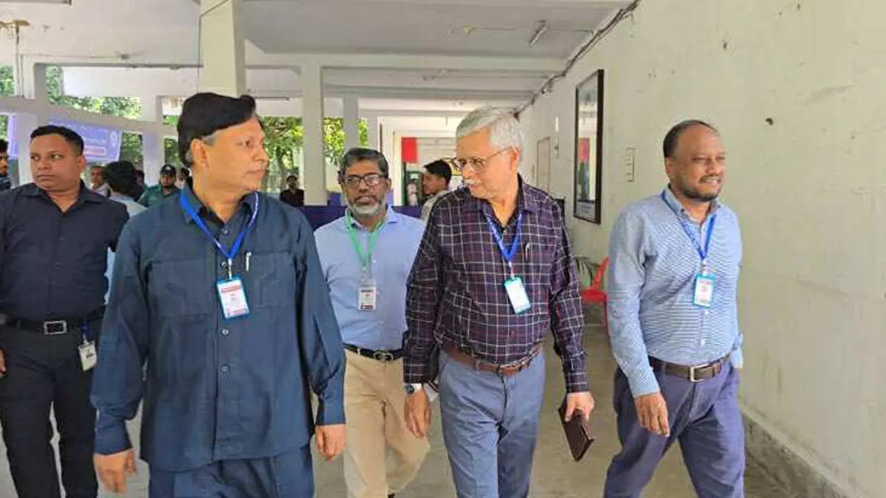 ‘একটু শুকানোর সময় দেন, কালি উঠবে না’