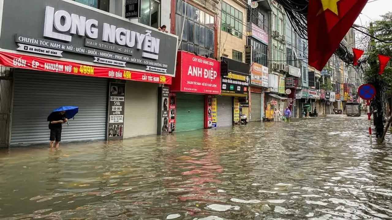 একদিনে ১০০০ মিমি বৃষ্টিপাত, ভয়াবহ বন্যা-লক্ষাধিক ঘরবাড়ি প্লাবিত