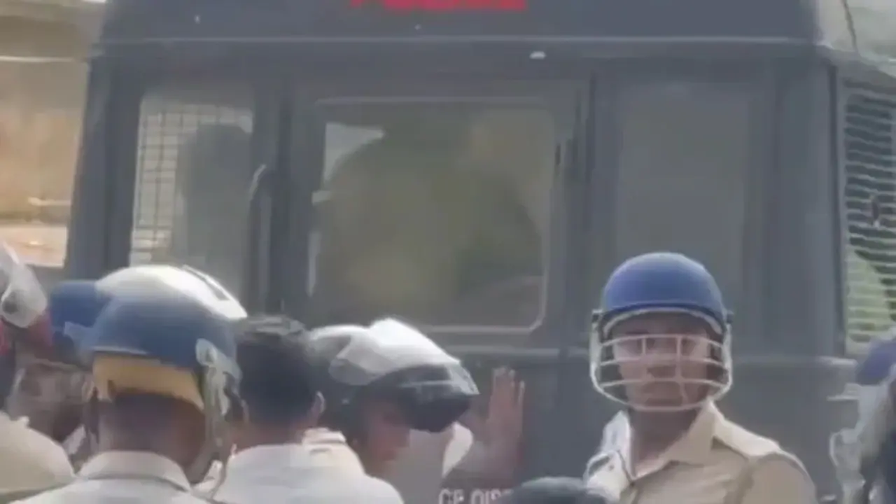 পশ্চিমবঙ্গে পুলিশ ভ্যানে কালী দেবীর প্রতিমা নেওয়ায় উত্তেজনা