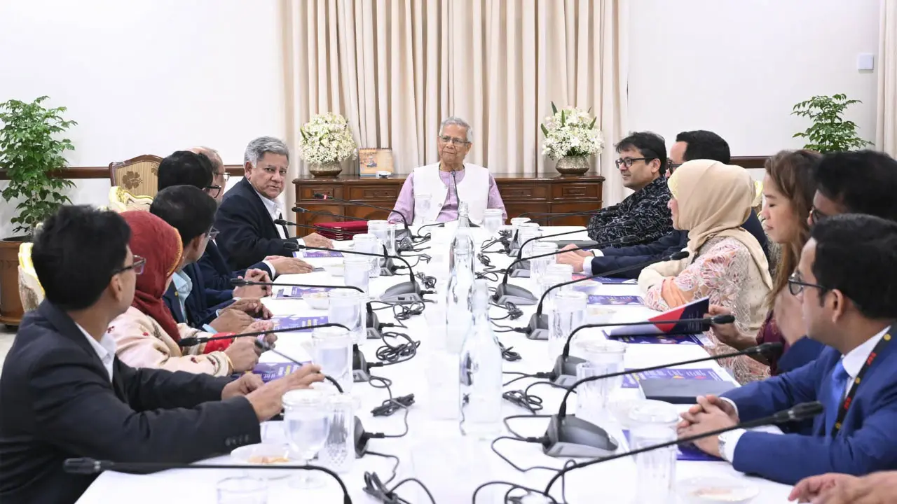 শ্রমজীবী মানুষের অধিকার আদায়ে স্মরণীয় দিন আজ : প্রধান উপদেষ্টা